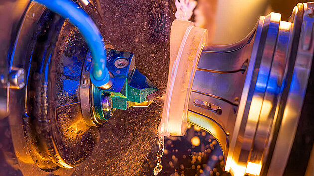 [Translate to Deutsch:] Close-Up of lens generating process.