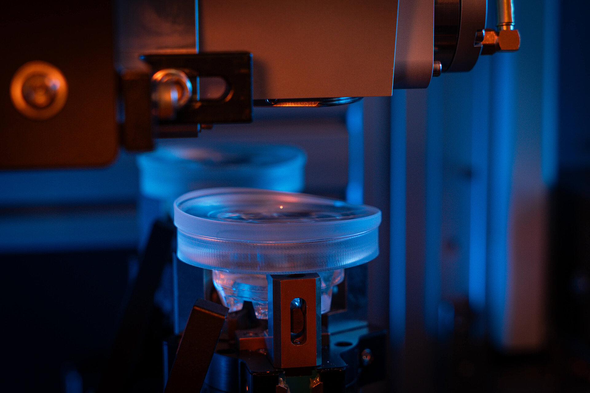 Picture of the Lens-Engraver-EC-2 processing to engrave a lense.