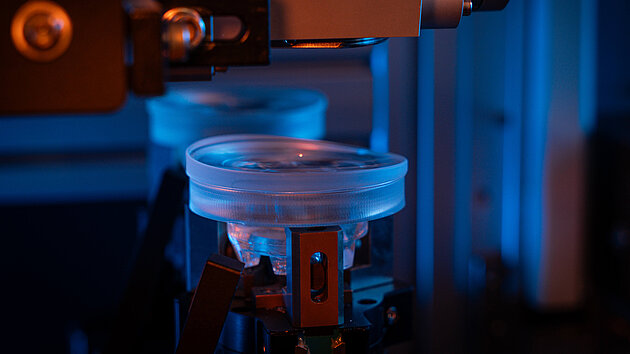 Picture of the Lens-Engraver-EC-2 processing to engrave a lense.